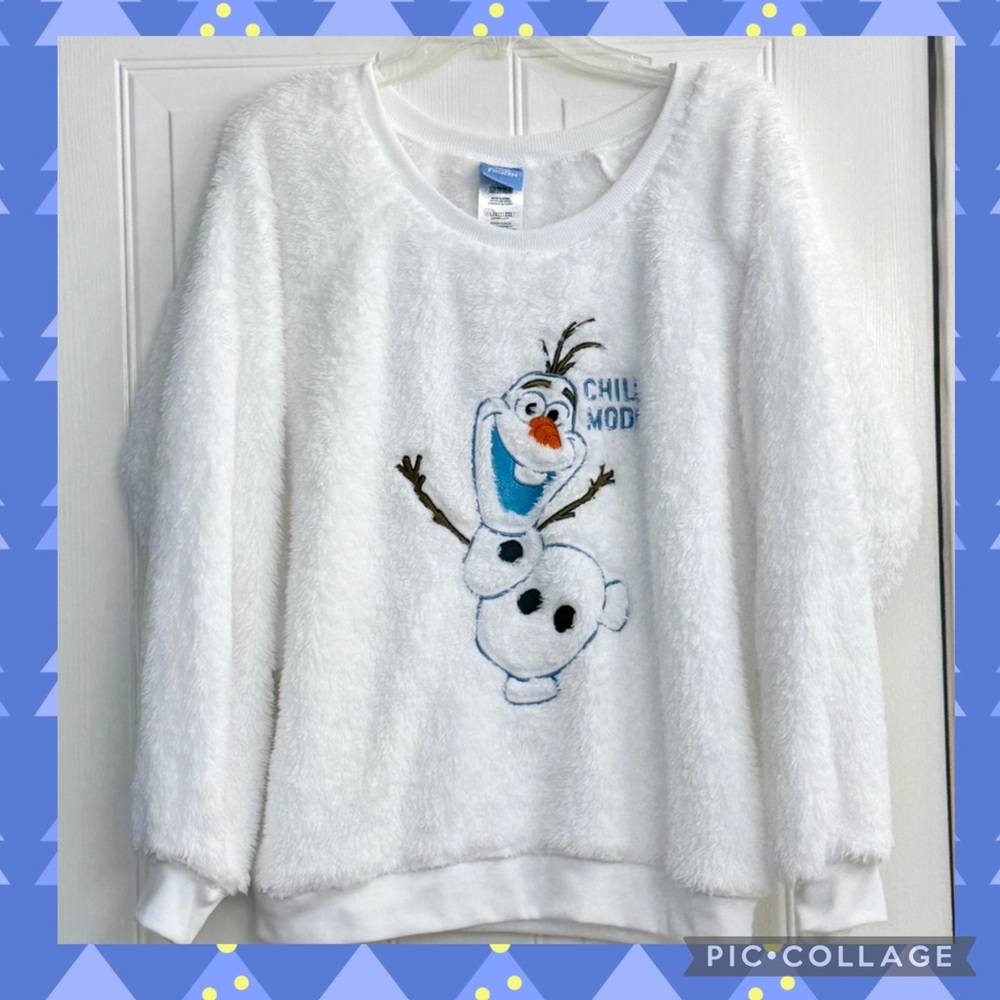 Disney Frozen Fuzzy White Olaf Sweatshirt
NWT Size L